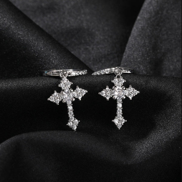 Iced Cross Drop Øreringe – S925 Hvidguldbelagt