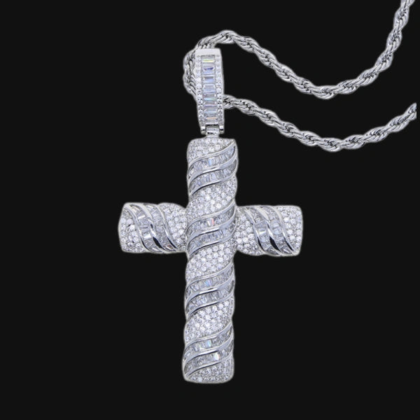 Pendentif Croix Spirale Glacée–Plaqué Or Blanc
