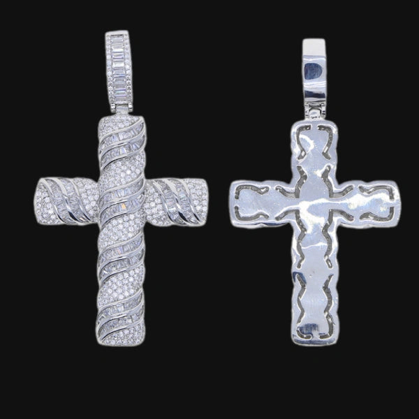 Pendentif Croix Spirale Glacée–Plaqué Or Blanc