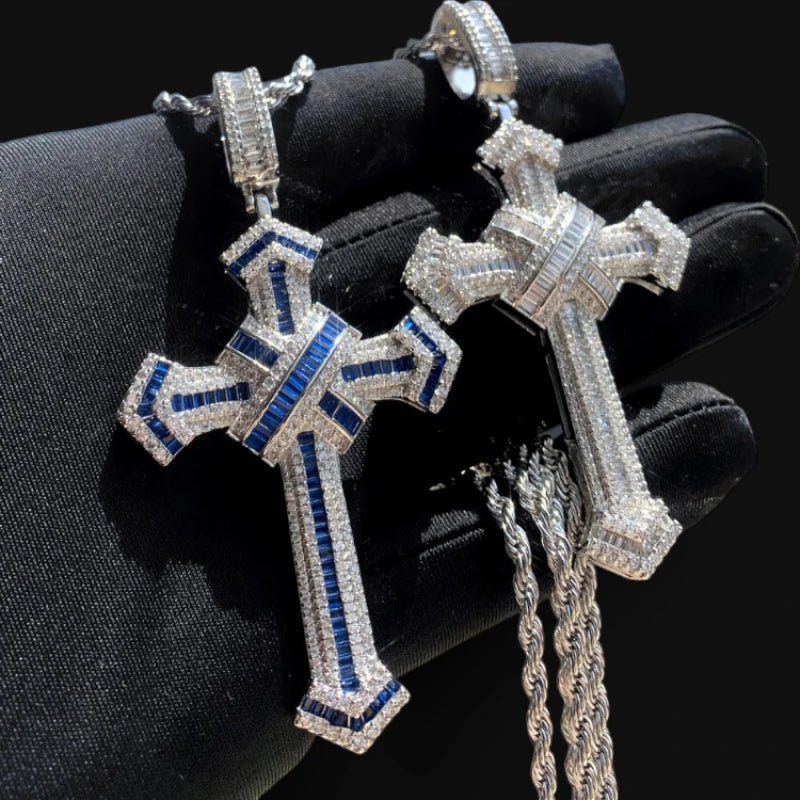 Mehrfarbiger Iced Cross Anhänger – Weißgold plattiert