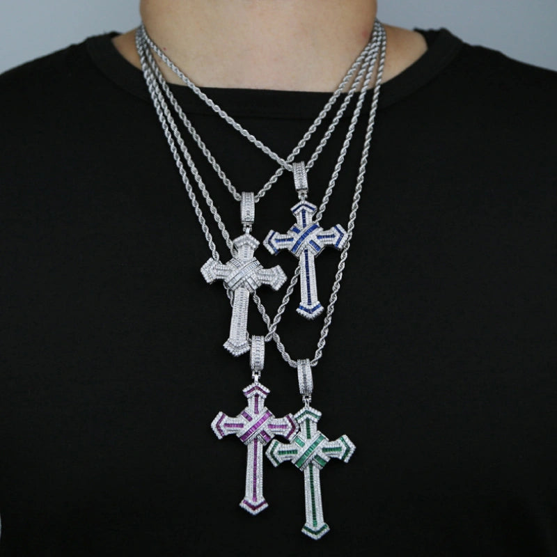 Mehrfarbiger Iced Cross Anhänger – Weißgold plattiert