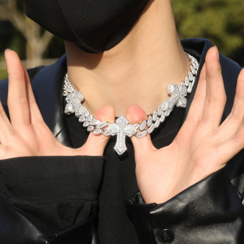Iced Out Triple Cross Cuban Chain – Hvidguldbelagt
