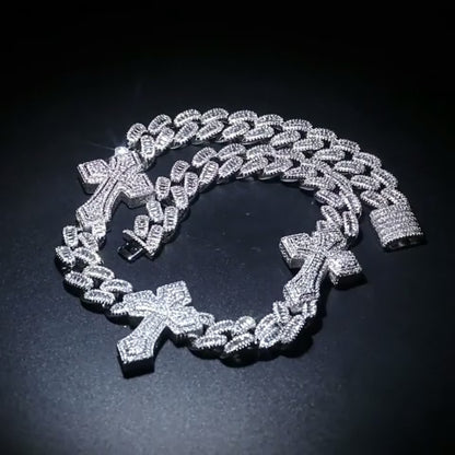 Iced Out Triple Cross Cuban Chain – Hvidguldbelagt